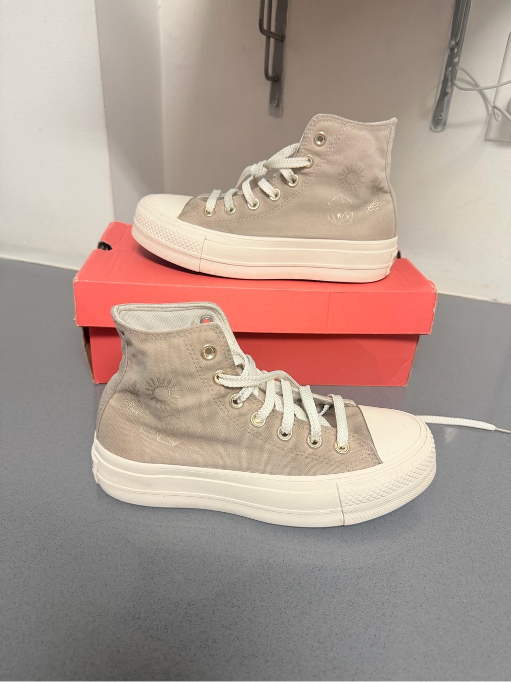Converse Chuck Taylor High-Top Canvas women’s Sneakers - Beige platform size 6.5